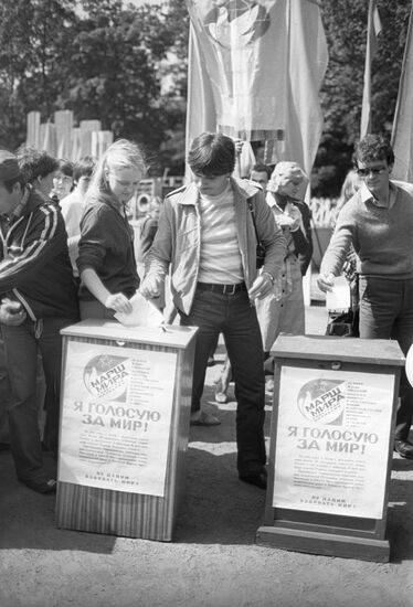 Антивоенная акция "Я голосую за мир!"