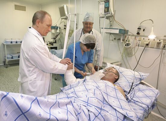 В.Путин посетил Владимира Шаманова в госпитале им.Бурденко