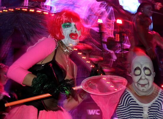 Празднование Хэллоуина в ночном клубе "Рай" в Москве