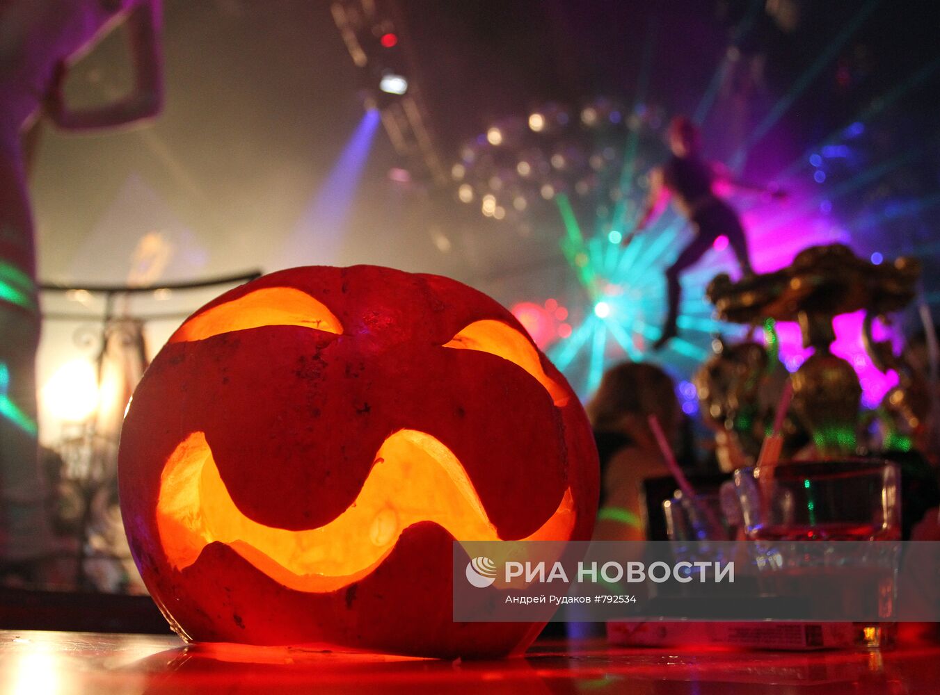 Празднование Хэллоуина в ночном клубе "Рай" в Москве