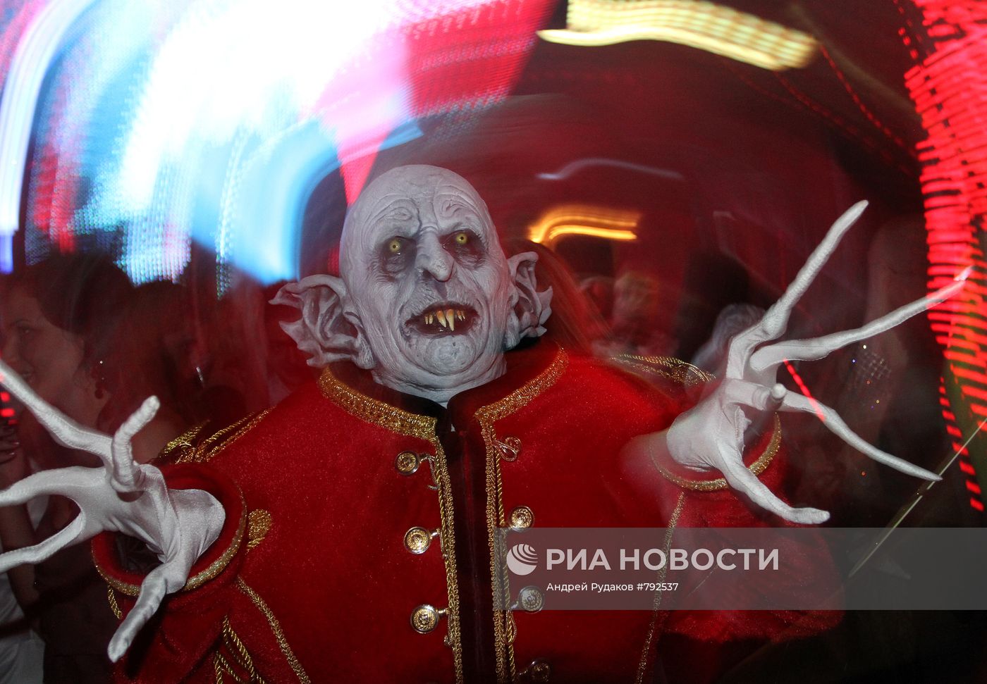 Празднование Хэллоуина в ночном клубе "Рай" в Москве