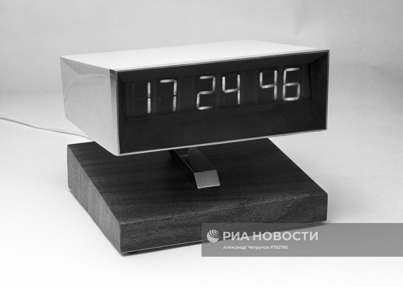 Цифровые кварцевые настольные часы "Прима"