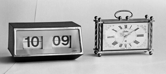Электронно-механические часы с цифровой индикацией и будильник