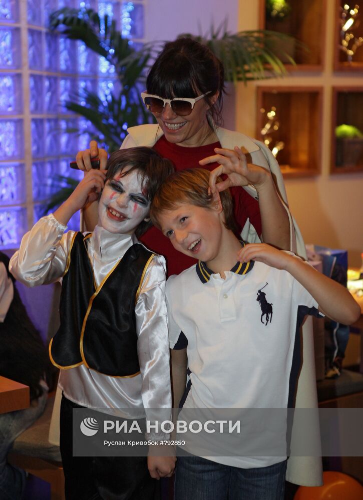 Оксана Робски и ее сын Иосиф с другом