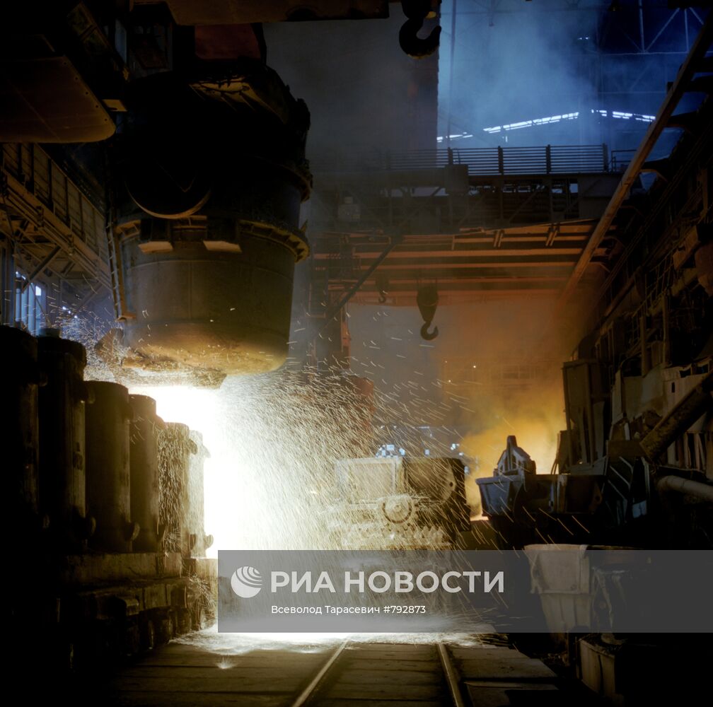 Розлив стали в мартеновском цехе завода "Запорожсталь"