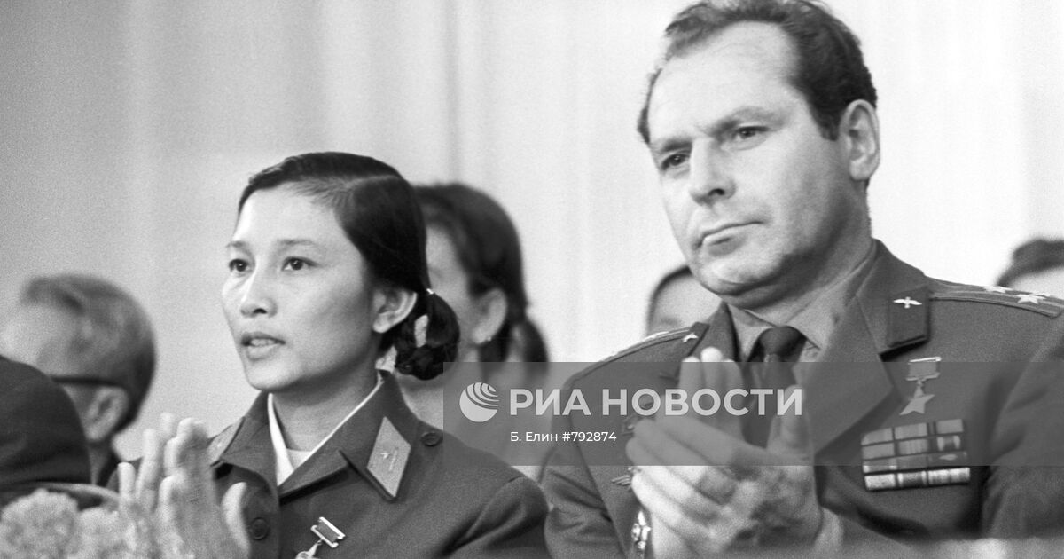 Риа ли. Советские военные с медалью Вьетнама Дружба. Ренберг и Титова.