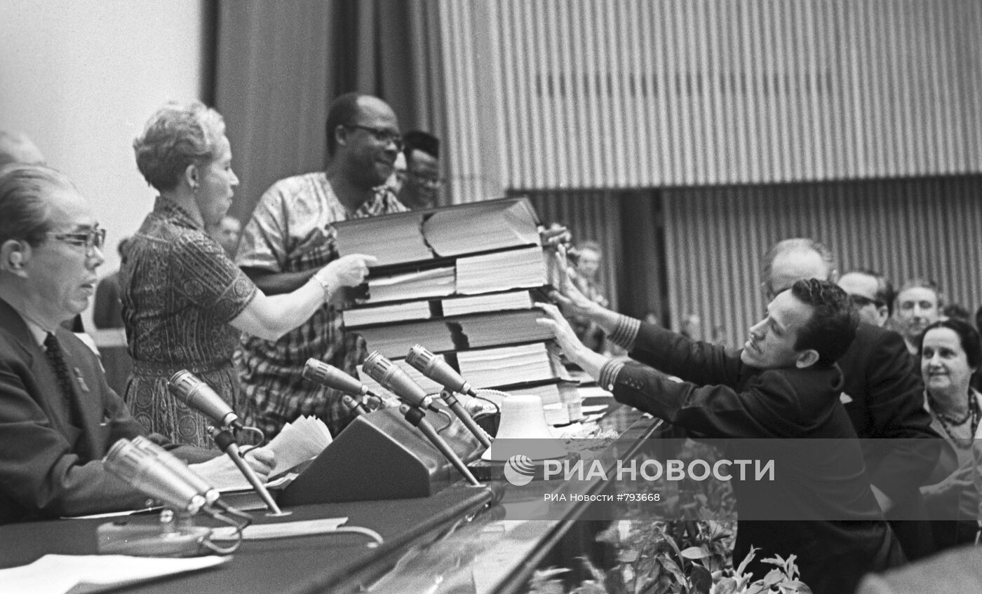 Передача в дар книг с подписями