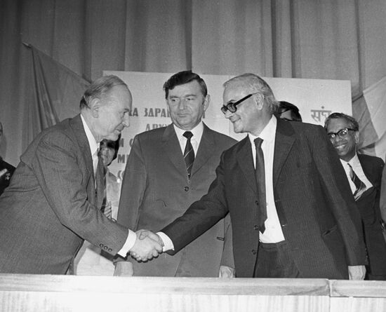 Торжественное собрание, посвященное 25-й годовщине со дня провозглашения независимости  Индии