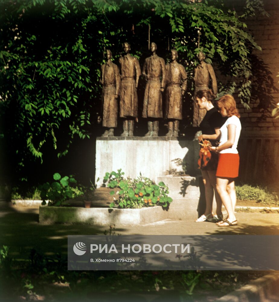 Памятник школьникам