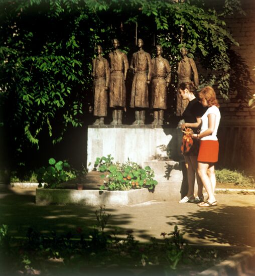 Памятник школьникам