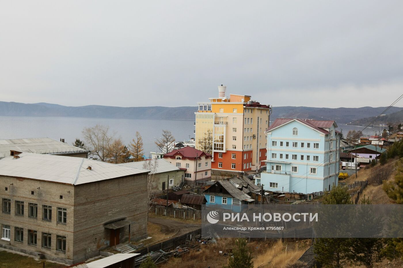 Поселок Листвянка на берегу озера Байкал