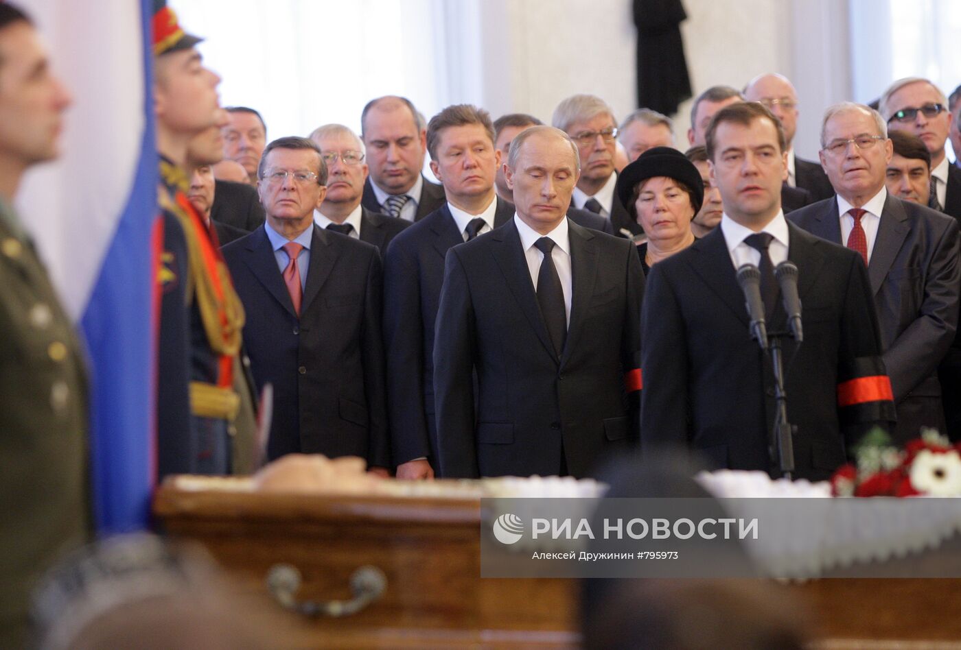 Д.Медведев и В.Путин на панихиде по В.Черномырдину