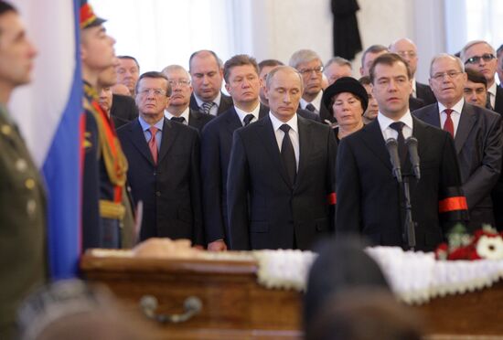 Д.Медведев и В.Путин на панихиде по В.Черномырдину