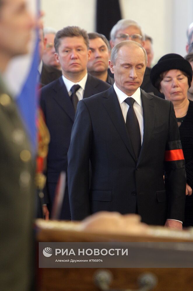 В.Путин на панихиде по В.Черномырдину
