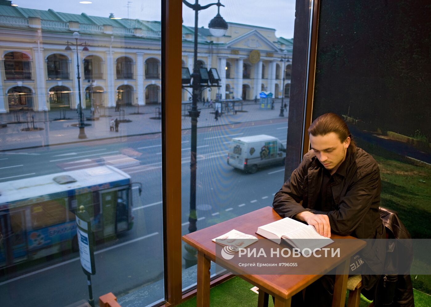 Работа книжного магазина "Буквоед" в Санкт-Петербурге