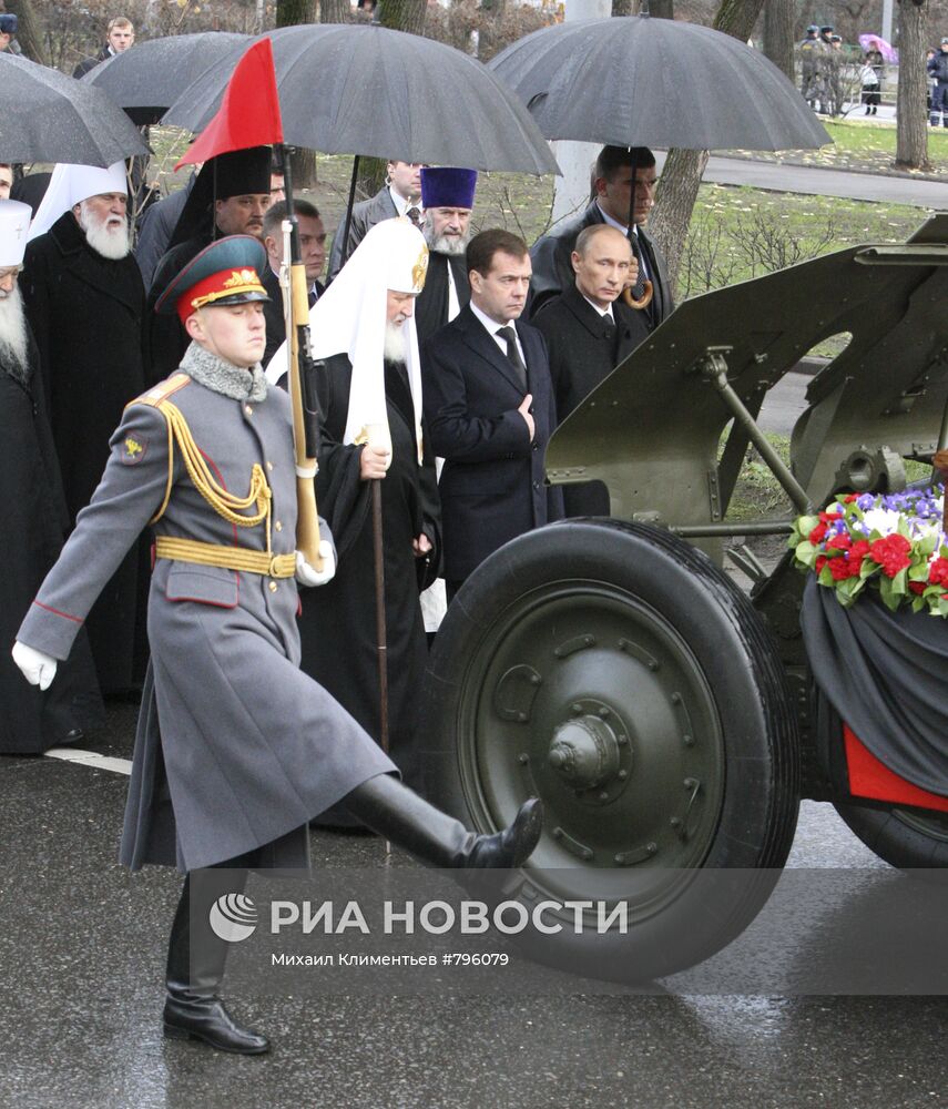 Д.Медведев и В.Путин на похоронах В.Черномырдина
