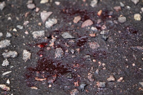 Кровь на асфальте на месте происшествия на Пятницкой, 28