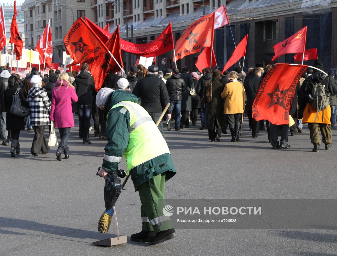 Шествие КПРФ в честь годовщины Октябрьской революции в Москве