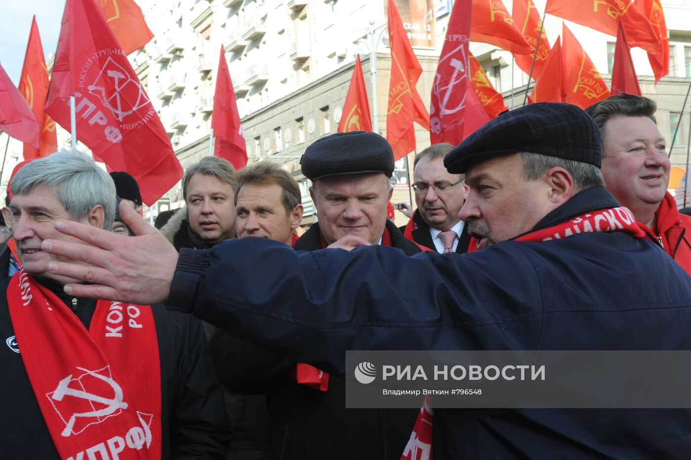 Шествие КПРФ в честь годовщины Октябрьской революции в Москве