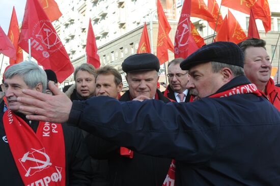 Шествие КПРФ в честь годовщины Октябрьской революции в Москве
