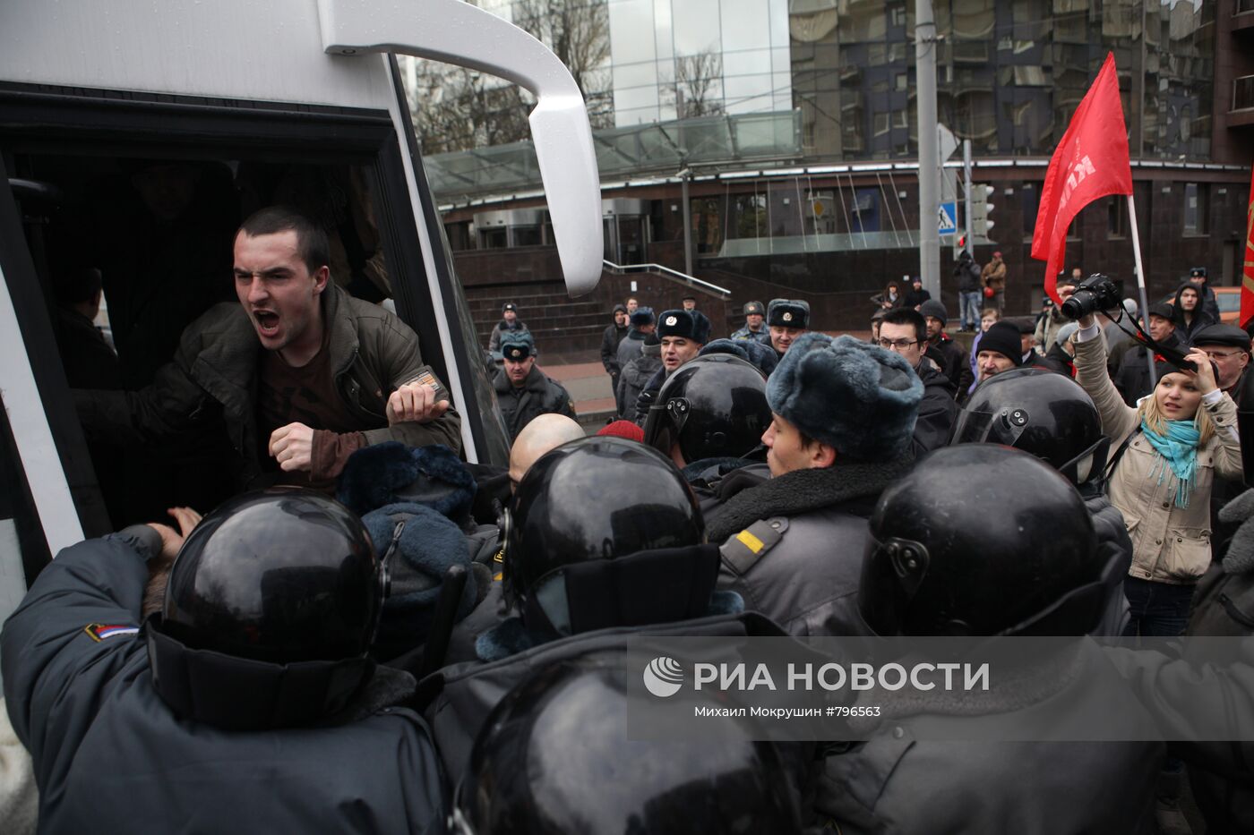 Задержание нацболов перед митингом КПРФ