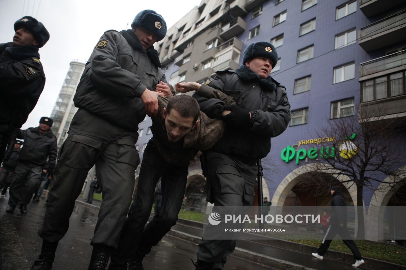 Задержание нацболов перед митингом КПРФ