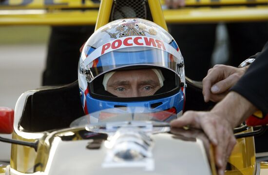 Владимир Путин попробовал себя в роли пилота "Формулы-1"