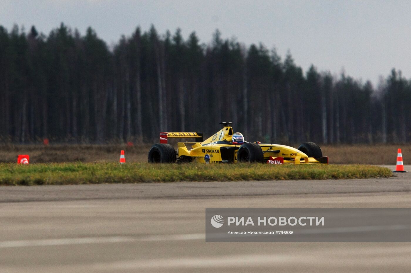 Владимир Путин попробовал себя в роли пилота "Формулы-1"