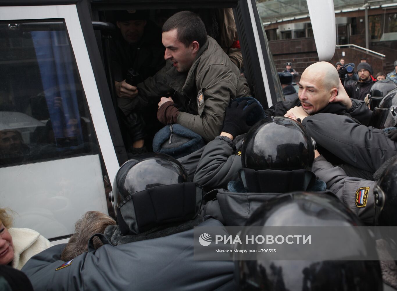 Задержание нацболов перед митингом КПРФ