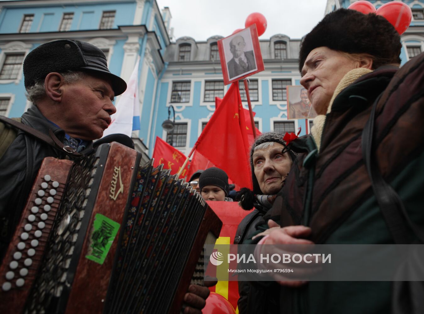 Митинг КПРФ у крейсера "Аврора" в Санкт-Петербурге