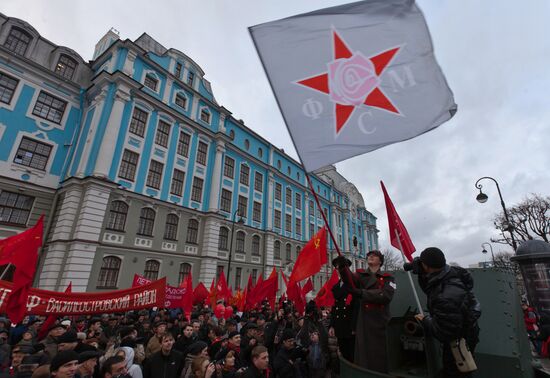 Митинг КПРФ у крейсера "Аврора" в Санкт-Петербурге