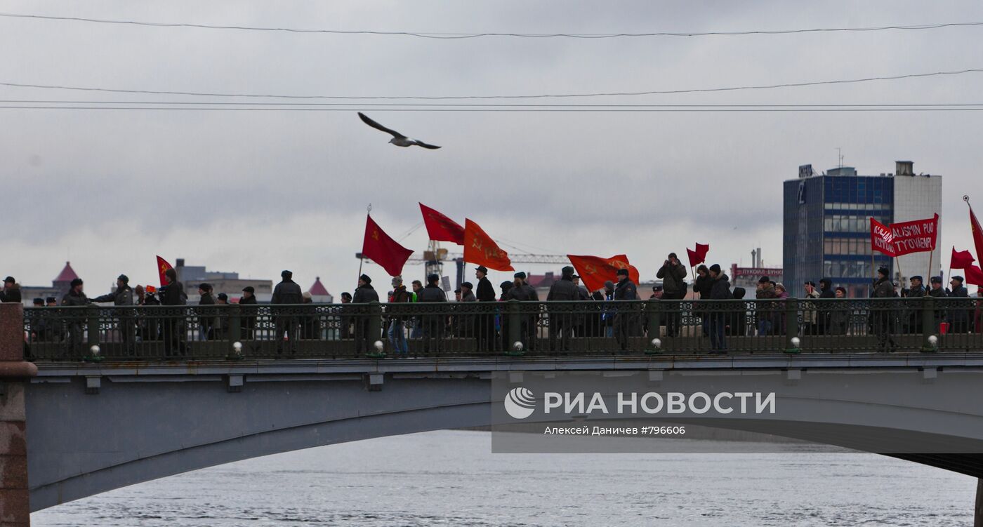 Митинг КПРФ у крейсера "Аврора" в Санкт-Петербурге