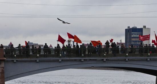 Митинг КПРФ у крейсера "Аврора" в Санкт-Петербурге