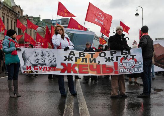 Митинг КПРФ у крейсера "Аврора" в Санкт-Петербурге