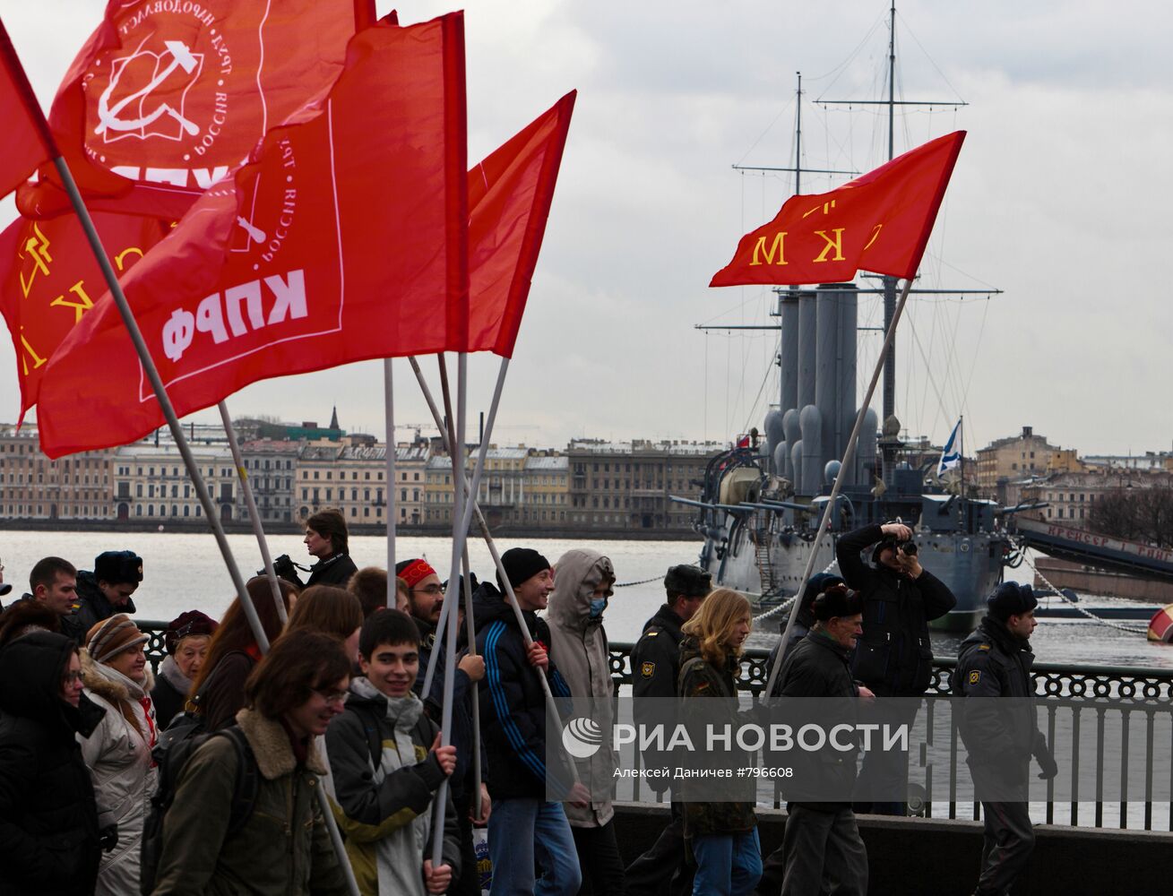 Митинг КПРФ у крейсера "Аврора" в Санкт-Петербурге