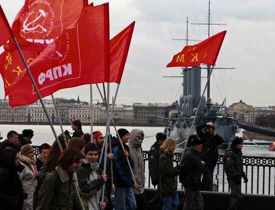 Митинг КПРФ у крейсера "Аврора" в Санкт-Петербурге