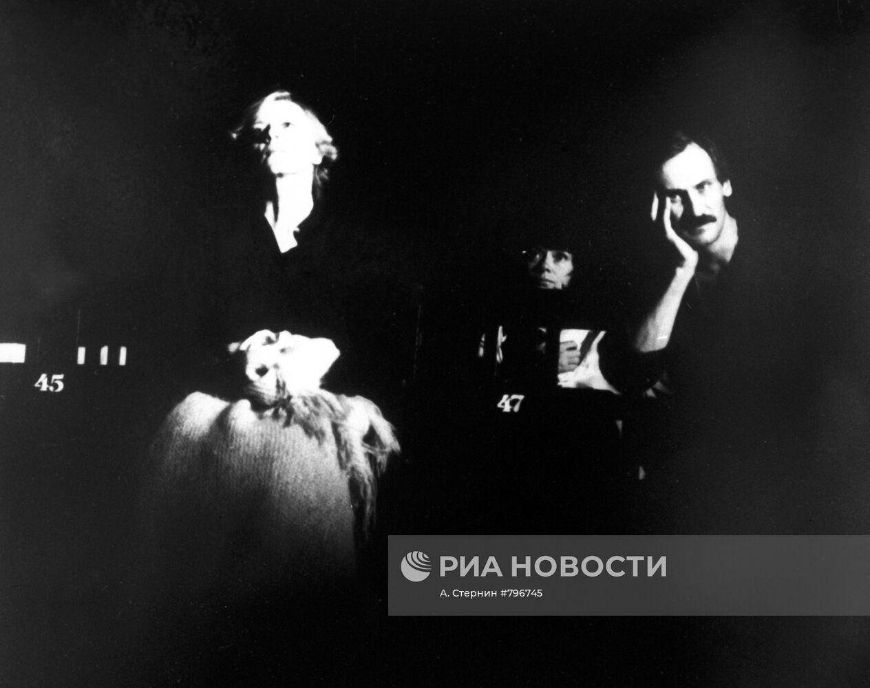 А. Демидова и Л. Филатов в спектакле "Владимир Высоцкий"