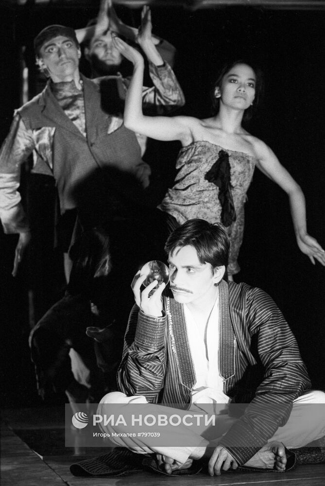 Спектакль "Приближение к Альмутасиму"