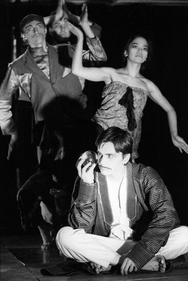 Спектакль "Приближение к Альмутасиму"