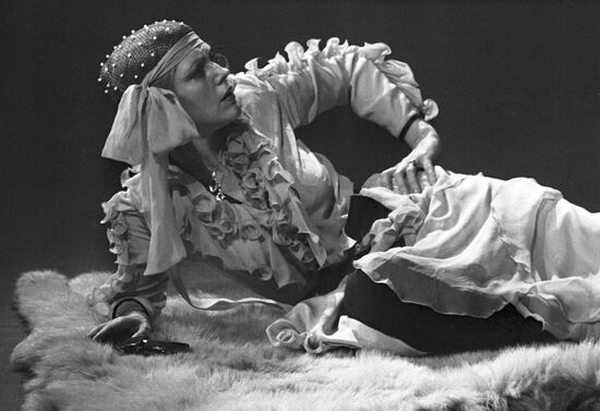Актриса Светлана Брагарник в спектакле "Мебель и страсть"