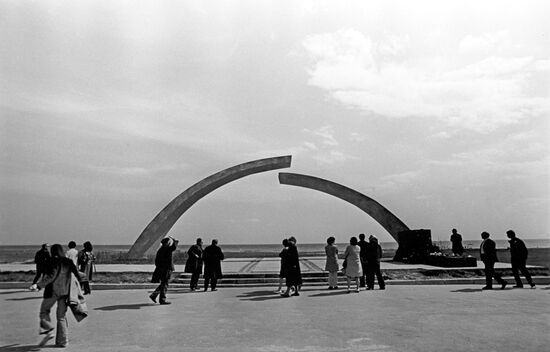 Памятник "Разорванное кольцо"