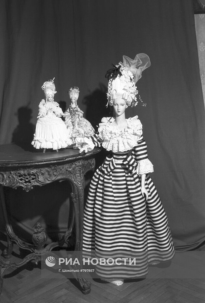 Фарфоровая кукла