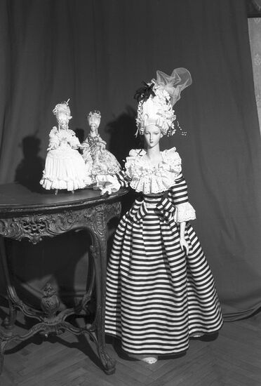 Фарфоровая кукла