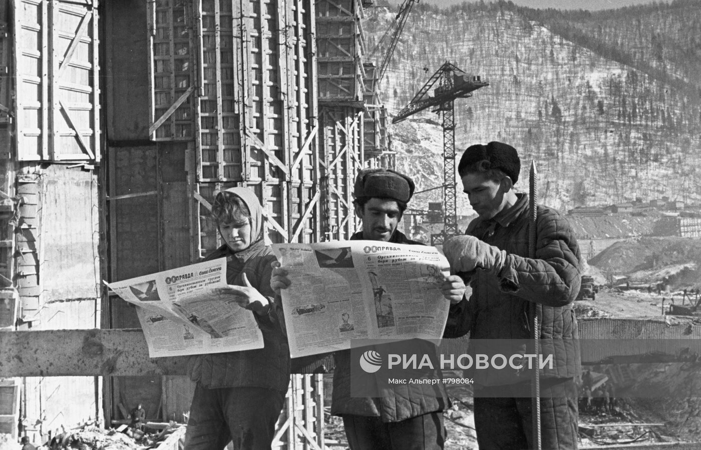 Рабочие читают свежий номер газеты "Правда"