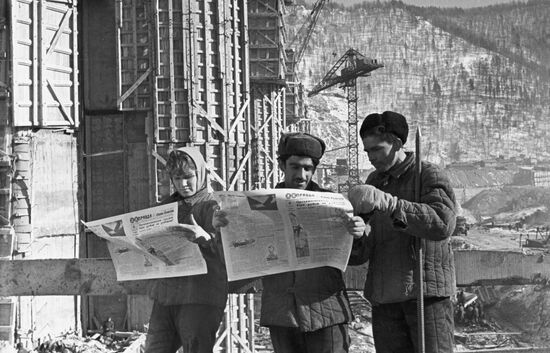 Рабочие читают свежий номер газеты "Правда"