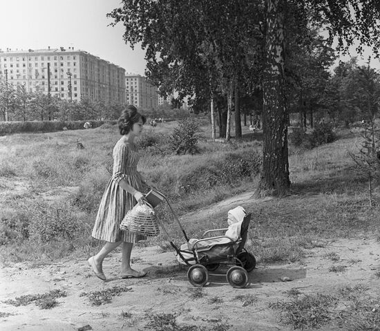 Прогулка в сквере в районе Шоссе Энтузиастов