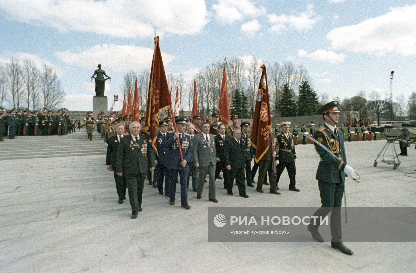 Колонна ветеранов ВОВ на военном параде в День Победы