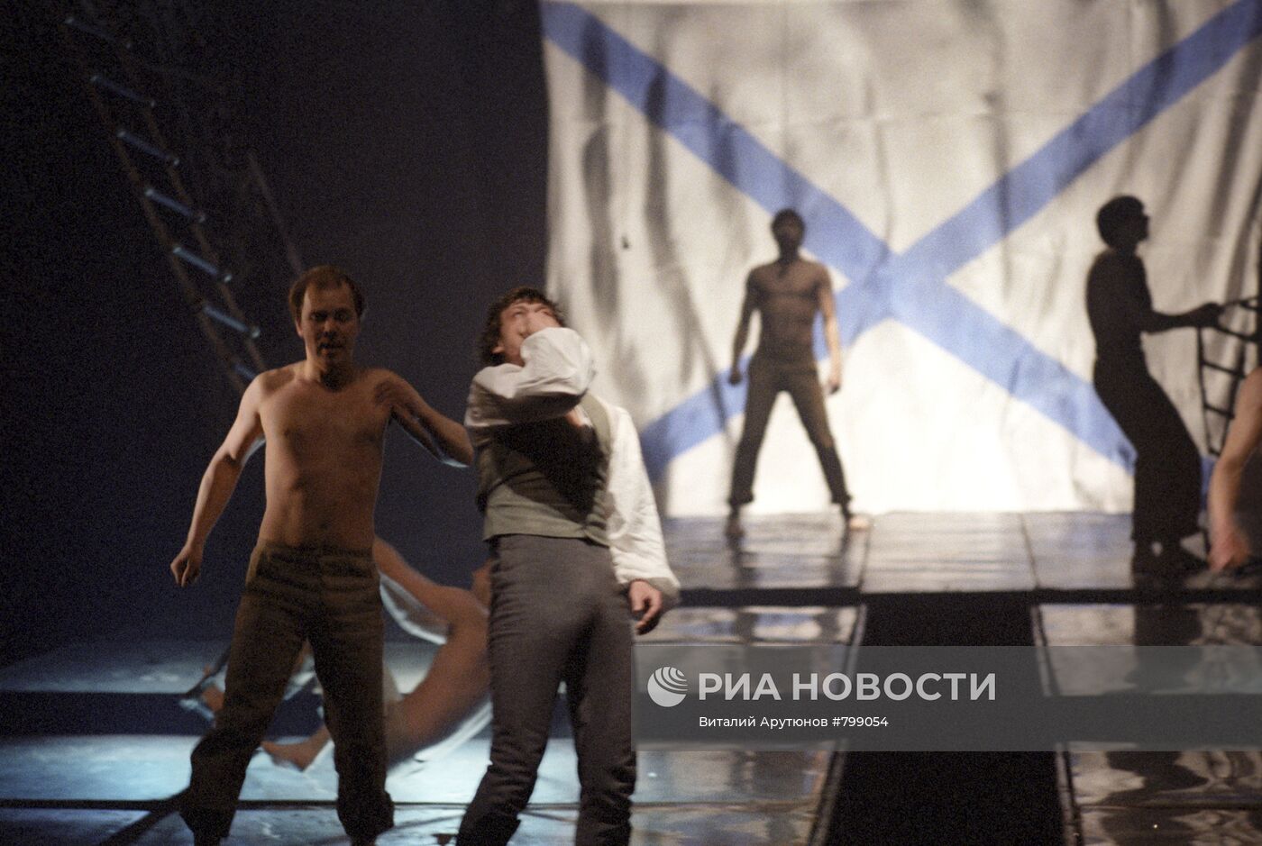 Сцена из спектакля "Юнона и Авось"
