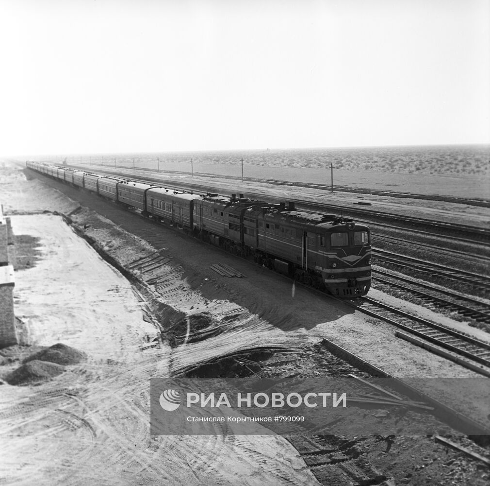 Железнодорожная магистраль сквозь пустыню Каракумы