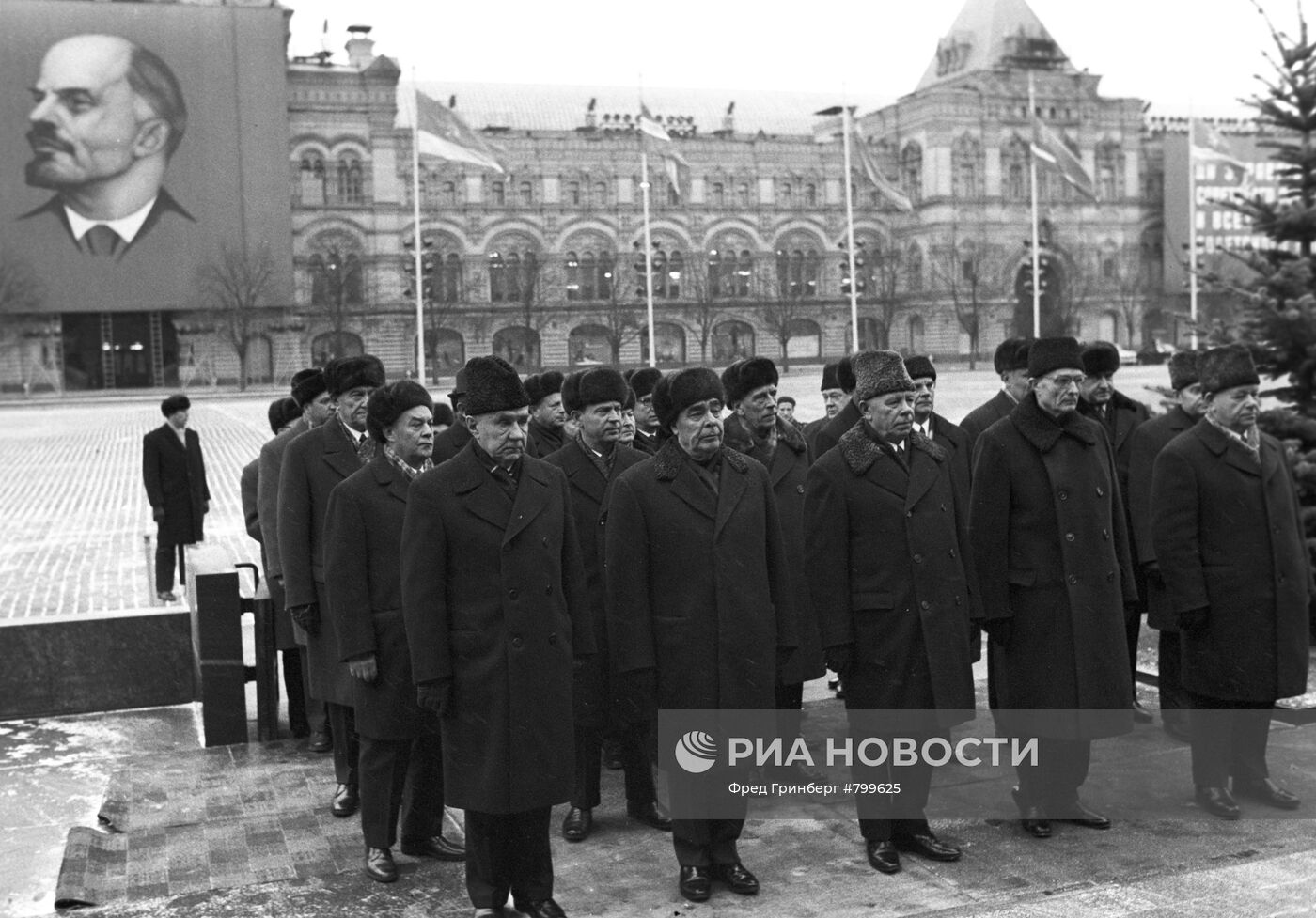 Вкп б 1952. Президиум ЦК КПСС 1952. Пыжиковая шапка Брежнева. Политбюро на мавзолее. Шапка ЦК КПСС.